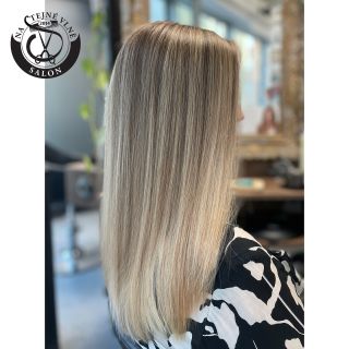 𝙶𝙻𝙾𝚂𝚂 𝙷𝙸𝙶𝙷𝚃𝙻𝙸𝙶𝙷𝚃𝚂 Chtělo to změnu ve znamení jemnosti, která vlasy pozvedne. O něco podstatnější je, držet se kvality...