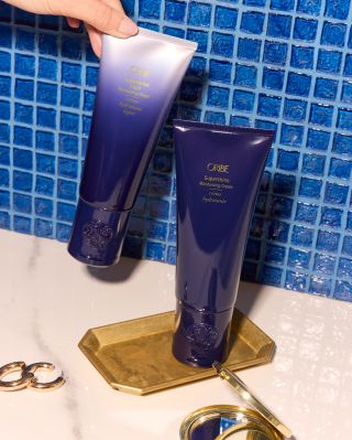 HAIR REMINDER💙 Po létě je čas na podpoření lesku a hydratace. Právě teď je ideální doba pro péči o lesk vlasů, protože...