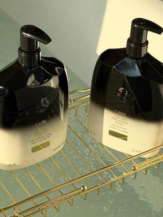 Objevte tajemství zdravých vlasů s naší salónní hloubkovou kůrou ORIBE HAIR SPA – vaše vlasy si to zaslouží! Tento...